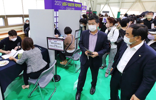 ▲박종효 (오른쪽 두번째)구청장과 오용환 구의회 의장이 취업박람회장을 찾아 둘러보고 있다.