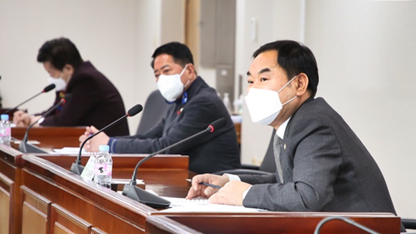 ▲인천시 군구의회의장협의회에서 발언하는 오용환 (오른쪽 첫번째)남동구의회 의장
