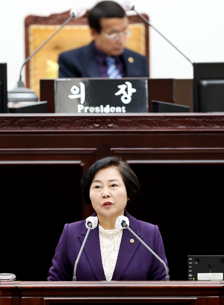 ▲인천시의회 임시회에서 시정 질의하는 이선옥 의원 