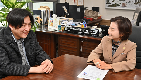 ▲이행숙 (오른쪽)인천시 문화복지정무부시장이 시립극단 제8대 예술감독 겸 상임연출자와 면담하고 있다.