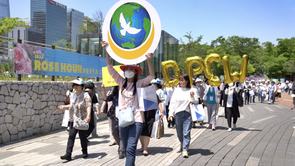 ▲IWPG 회원들이 25일 올림픽공원 평화의 광장에서 평화걷기를 하고 있다.