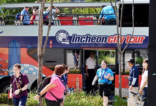 ▲영국 잼버리 대표단이 8일 인천시티투어 버스를 이용해 인천 관광에 나서고 있다.
