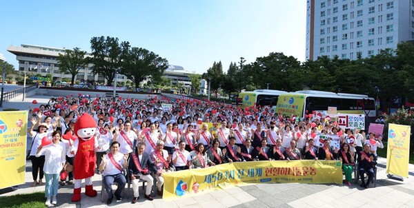 ▲ 내빈 등 헌혈 행사  참석자들이 기념 사진을 촬영하고 있다.
