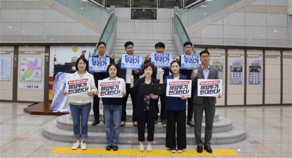 ▲민주당 소속 구의원들이 구의회 1층 로비에서 후쿠시마 원전 오염수 방류 규탄 피켓을 들고 있다.