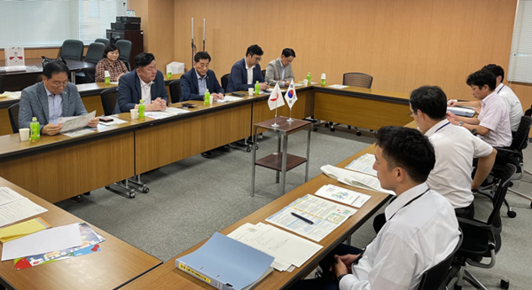 ▲인천시의회 교육위원들이 일본 홋카이도 지역의 초·중 통합학교 사례를 살펴보고 있다.