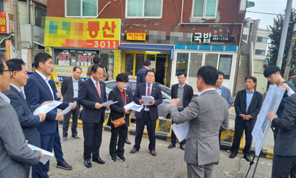 ▲박종효 남동구청장이 만수천 생태하천 복원 사업지를 방문한 시의원들에게 복원 계획을 설명하고 있다.