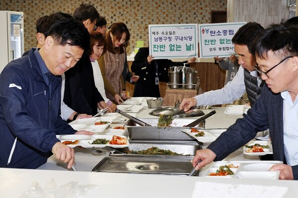 ▲ 15일 박종효 (왼쪽)구청장 등 직원들이 구내식당을 이용하고 있다.