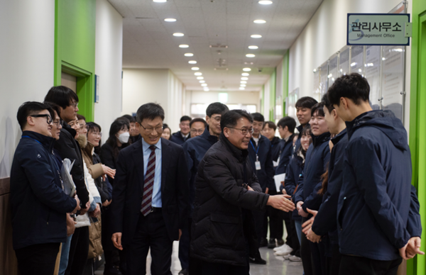 ▲사업 현장을 방문해 직원들과 인사를 나누는 김종필 이사장.