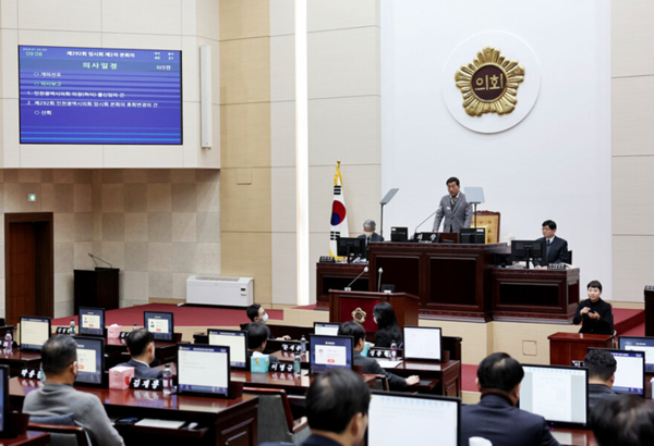 ▲인천시의회가 24일 본회의를 열어 허식 의장에 대한 불신임안을 처리하고 있다.* 사진 시의회 제공
