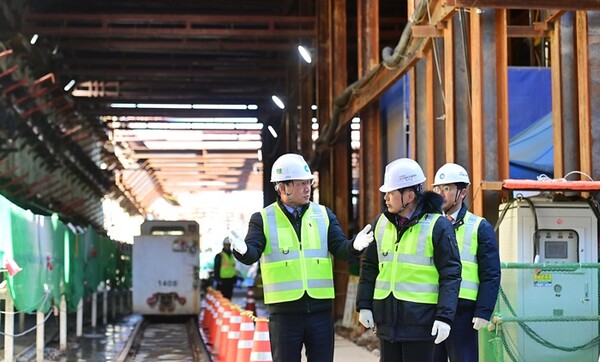 ▲유정복 시장이 24일 인천1호선 검단연장선 1공구 굴착현장에서 동계 안전 점검을 하고 있다.
