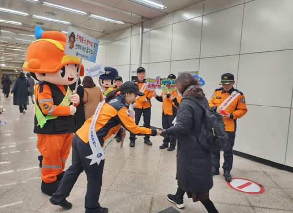 ▲남동소방서 직원들이 인천지하철 시청역에서 화재예방 캠페인을 벌였다.