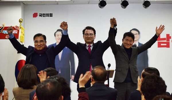 ▲경선에 참여했던 김세연(왼쪽)·고주룡 후보가 신재경 (가운데)후보와  함게 승리를 기원하고 있다. 