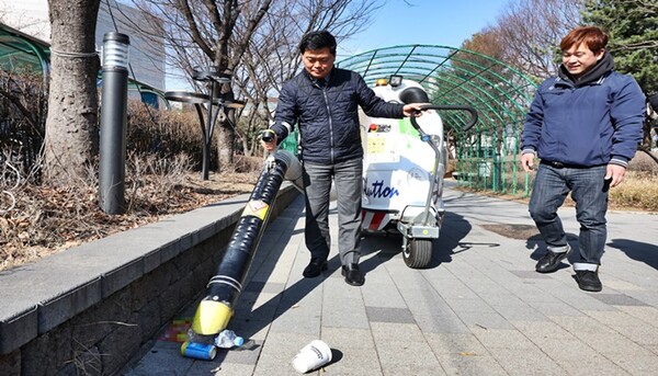 ▲박종효 구청장이 친환경 전기 도로청소기로 도로 청소를 하고 있다.