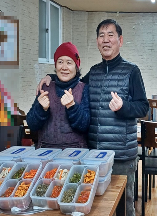 ▲이순희 (왼쪽)씨와 김금일 회장이 식당에서 기념촬영하고 있다.  
