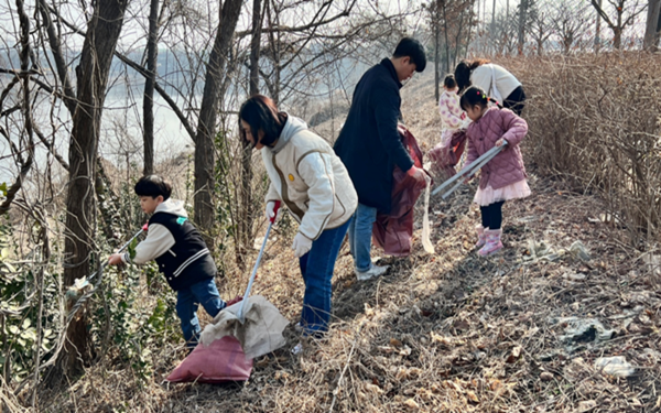 ▲자원봉사자 가족들이 저어새 서식지인 남동 유수지 주변 환경 정화활동을 하고 있다.