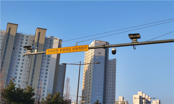 ▲인천 시내에 설치되는 공해차량 단속 카메라 모습.